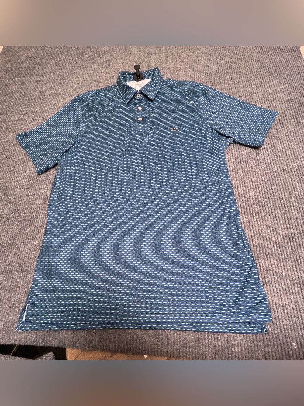 On The Go Vineyard Vines Sankaty Performance Polo fish AOP Men’s Lg